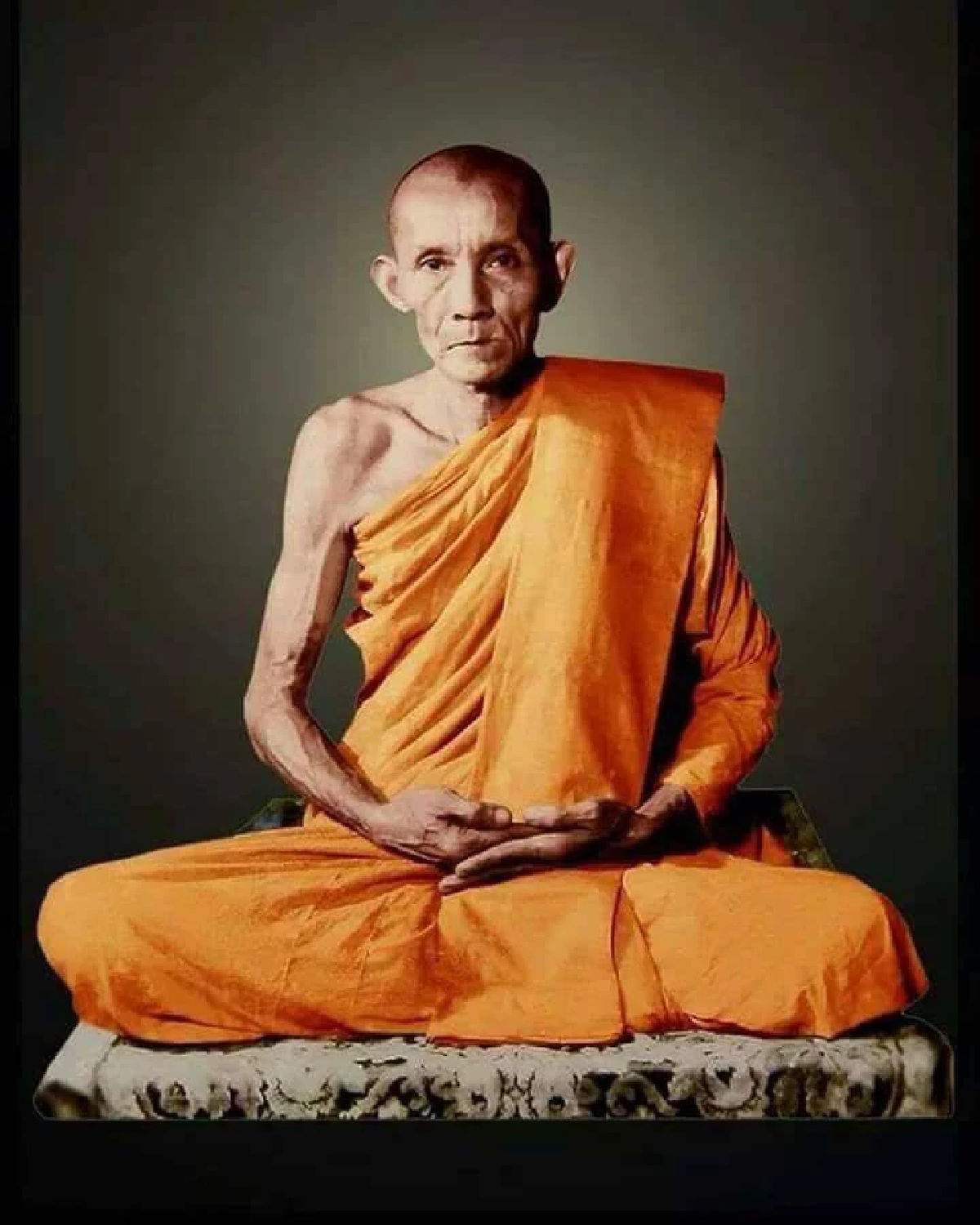 Monje tailandés LP Kuay consagrando amuleto protector